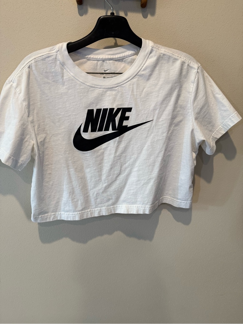 The Nike Tee Women’s Medium Cropped T-Shirt